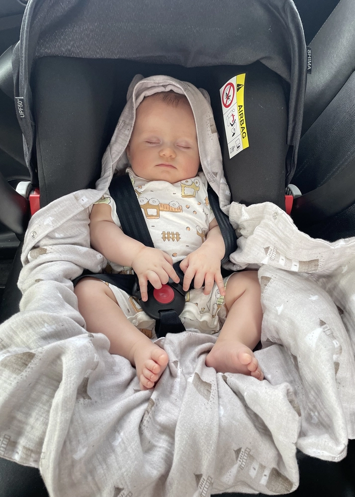 Muślinowy otulacz z kapturkiem do fotelika letni