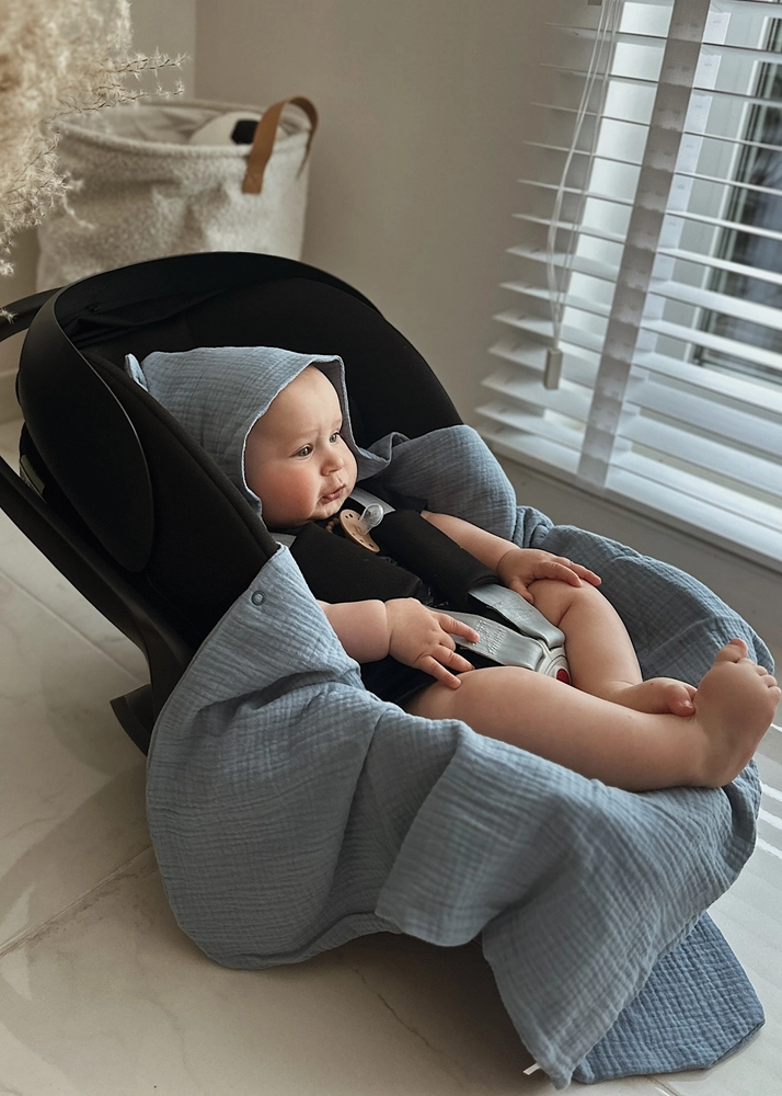 Muślinowy otulacz z kapturkiem do fotelika letni