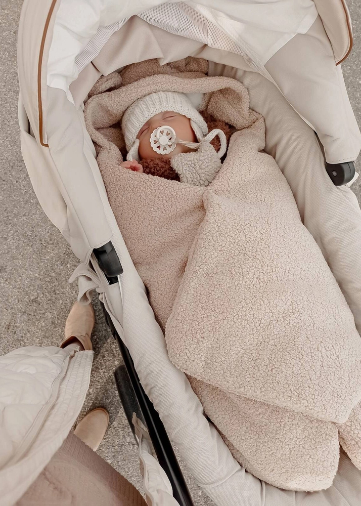 Kocyk z kapturkiem do fotelika BARANEK boucle