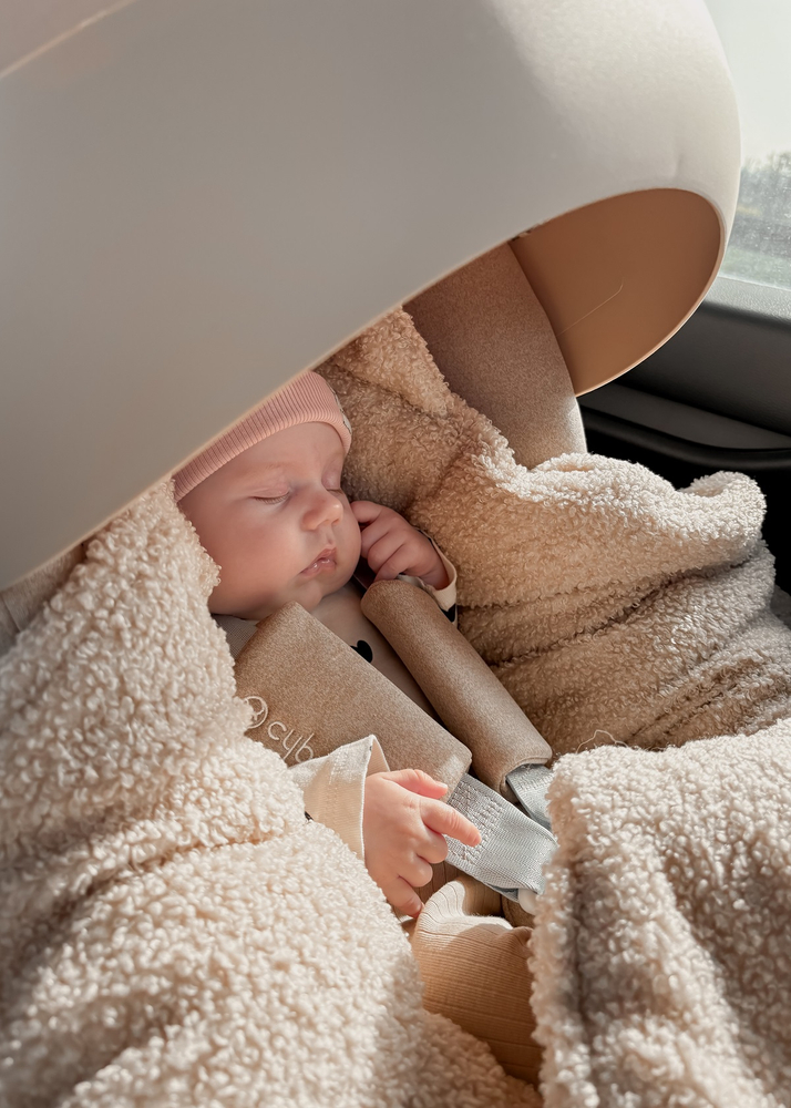 Kocyk z kapturkiem do fotelika BARANEK boucle