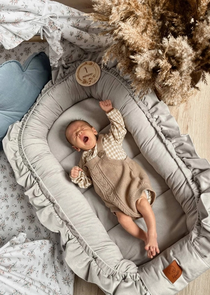 KOKON niemowlęcy VELVET z falbanką