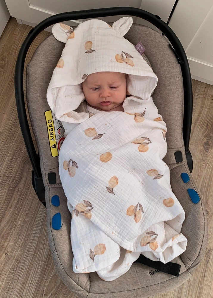 Muślinowy otulacz z kapturkiem do fotelika letni